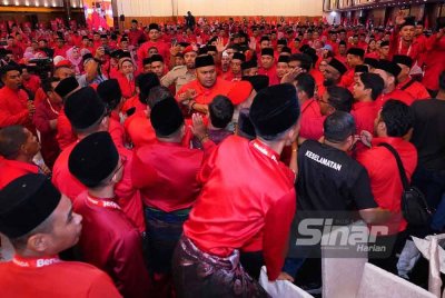 Insiden pergelutan yang berlaku semasa ucapan dasar presiden Parti Pribumi Bersatu Malaysia - Foto Mohd Halim Abdul Wahid