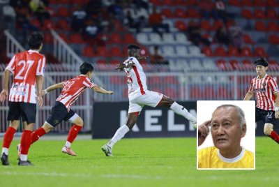 Ismael Salim Dunga (dua dari kanan) beraksi menentang Seoul Phoenix FC dalam aksi Liga A1 Semi-Pro pada Sabtu. Gambar kecil: Irfan Bakti