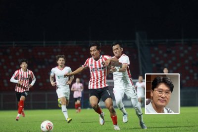 Pemain Seoul Phoenix menghalang kemaraan KRW daripada melepasi pertahanan mereka.Foto kecil: Sang-Jin