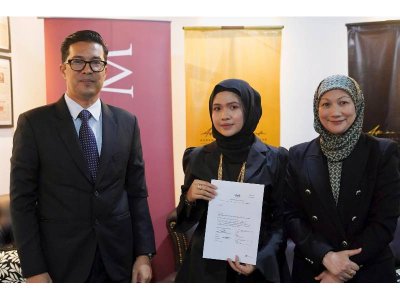 Pengarah syarikat Vdare Healthy & Beauty, Noor Addina Yusof (tengah) bersama Peguam Bela dan Penguan Cara, Datuk Adnan Seman (kiri) dan Azreen Azmi menunjukkan surat pengesahan rasmi daripada Kementerian Kesihatan Malaysa (KKM) mengenai produk VS'lim keluaran syarikatnya.