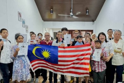 Siew Khim (dua dari kanan) bersama 14 individu yang memperoleh kewarganegaraan di dalam Program Kewarganegaraan Pulau Pinang pada Ahad.