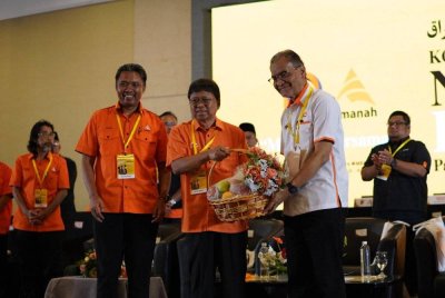 Dr Dzulkefly (tiga dari kanan) menerima cenderahati daripada Pengerusi Amanah Perak, Datuk Asmuni Awi ketika hadir merasmikan Konvensyen Amanah Negeri Perak 2025 di Pusat Konvensyen Casuarina di Ipoh pada Ahad. Foto: Amanah Perak