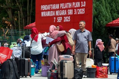 Pelatih Program Latihan Khidmat Negara (PLKN), Najwa Nabilah Yusof memeluk ibunya Noor Suriati pada Sesi Lapor Diri Pelatih PLKN 3.0 Wiramuda Negara Siri 3/2025 di Kem Wataniah 515 Kuala Lumpur, pada Ahad. Foto Bernama