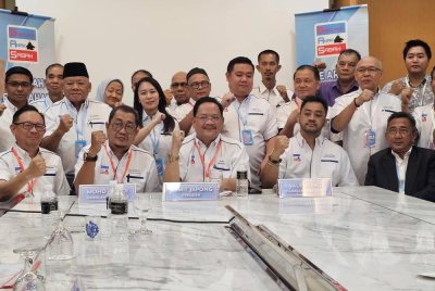 Jismit (duduk, tengah) dalam sidang akhbar mesyuarat MKT parti GAS di Kota Kinabalu.