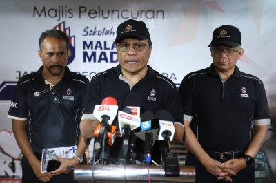 Mohd Dusuki (tengah) ketika sidang media selepas Majlis Peluncuran Sekolah Angkat MADANI di Sekolah Kebangsaan Long Gafar, paa Ahad. Foto Bernama 