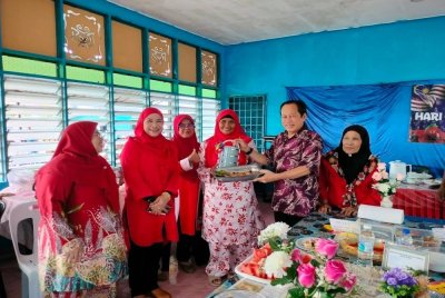 Ahmad Maslan (dua dari kanan) menyampaikan hadiah kepada pemenang kepada peserta pertandingan memasak di PDM Api-api, pada Ahad.