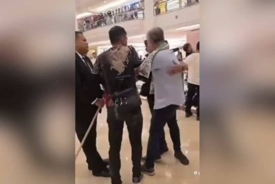 Video tular peserta yang membawa kayu bendera cuba memasuki pusat beli-belah berkenaan namun dihalang oleh pihak keselamatan.