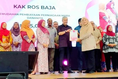 Ahmad Zahid (tujuh dari kiri) menyampaikan surat tawaran kemudahan Pembiayaan Perniagaan Mara Dananita selepas menyempurnakan Program Pemerkasaan Wanita dan Seminar Kenegaraan Malaysia Madani Peringkat Kebangsaan 2025 di Dewan Armada Utama Politeknik Bagan Datuk pada Ahad.