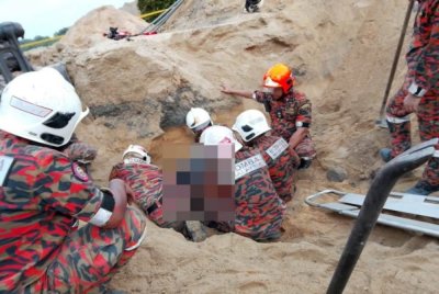 Pasukan penyelamat menjalankan operasi menggunakan peralatan menyelamat dengan bantuan tiga unit jentolak bagi mengalihkan timbunan tanah dan batu. Foto Bomba Perak