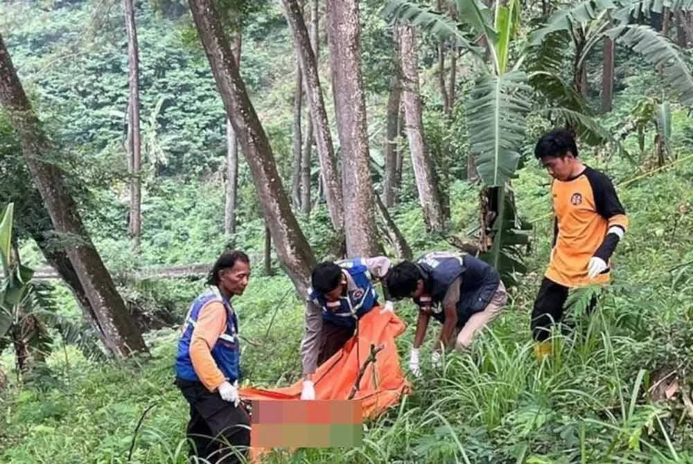 Pihak berkuasa mengumpulkan cebisan tubuh mangsa di lokasi kejadian. Foto Agensi/ Detik.Com
