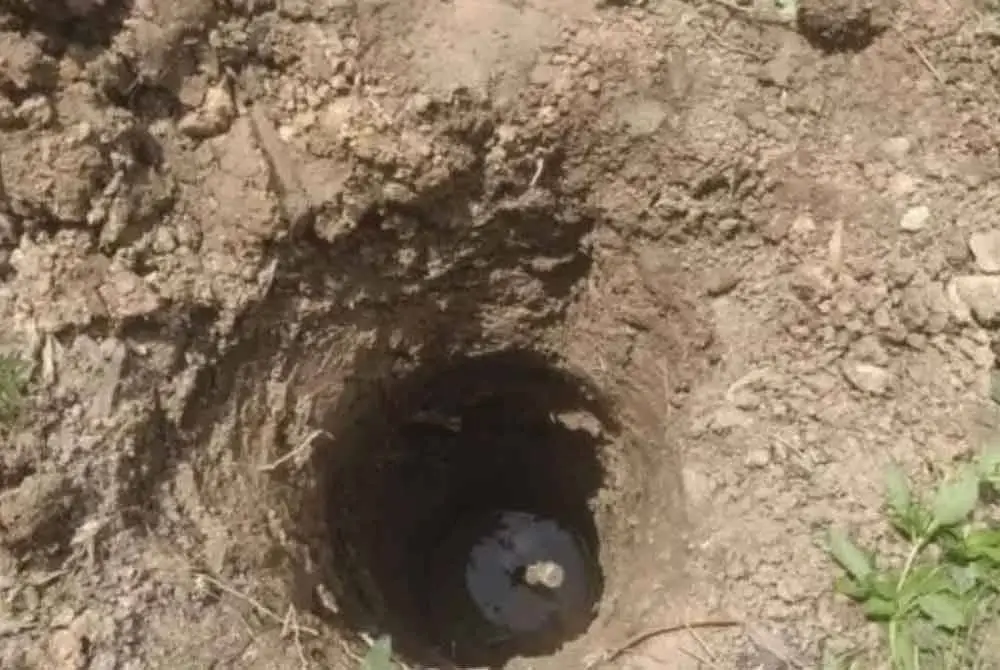 Sawat terjatuh ke dalam sebuah lubang sedalam lebih tiga meter di laluan yang sering digunakan penduduk tempatan di wilayah Phayao, Thailand. - Foto: Chiang Rai Report