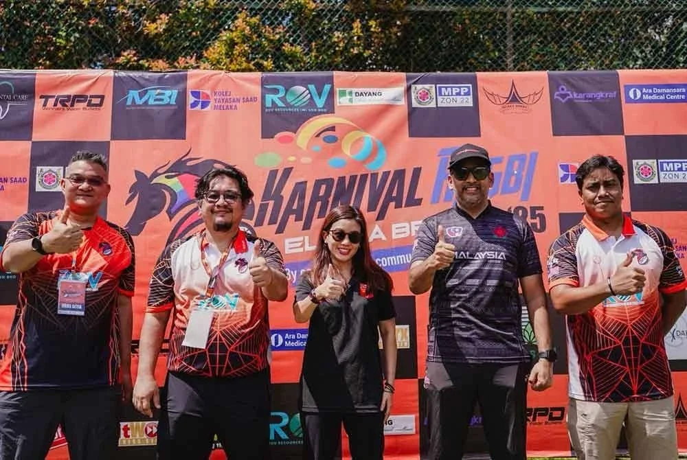 Yi Wei (tengah) bersama Eznan (dua dari kiri) ketika karnival perlawanan persahabatan ragbi yang berlangsung di Padang MBSA Denai Alam pada Sabtu.