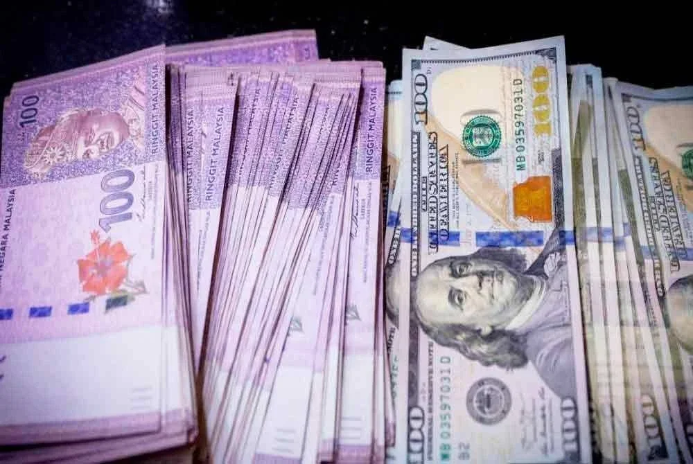 Ringgit dibuka tinggi kepada 4.2030 berbanding dolar AS pada Isnin, disokong jangkaan penurunan kadar faedah AS selepas data NFP yang lemah. - Gambar hiasan