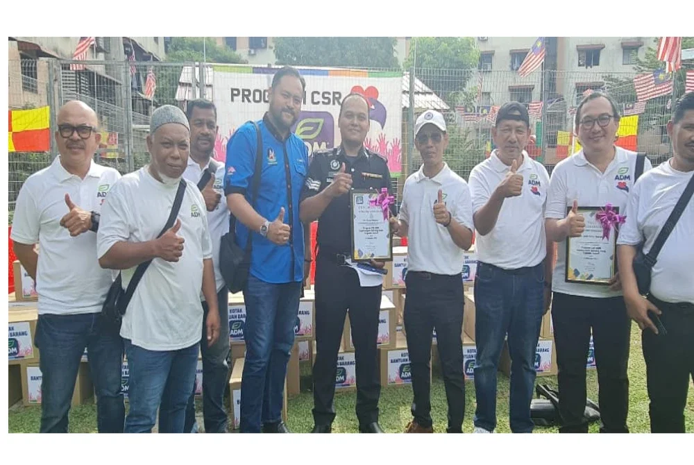 Penyelia sektor Damansara Damai, Sarjan Mohd Azrul Azizi (empat dari kiri) menerima penghargaan dari penganjur program di Apartmen Idaman pada Ahad.