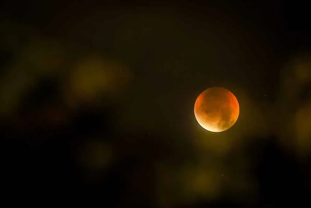 Fenomena gerhana bulan penuh atau dikenali sebagai Blood Moon berjaya dirakam malam tadi memperlihatkan keindahan langit malam yang jarang dapat disaksikan - Foto: Bernama