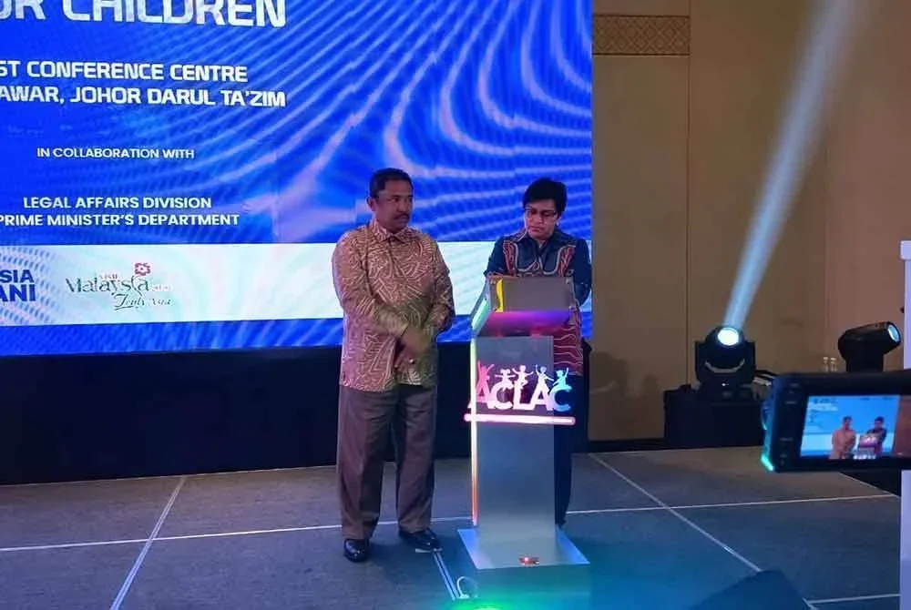 Azalina (kanan) merasmikan Konvensyen Bantuan Guaman ASEAN 2025 Untuk Kanak-Kanak di Pusat Persidangan Desaru Coast pada malam Ahad.