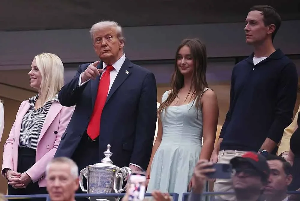 Trump (dua,kiri) ketika hadir menyaksikan perlawanan akhir tenis Terbuka AS. FOTO: AFP