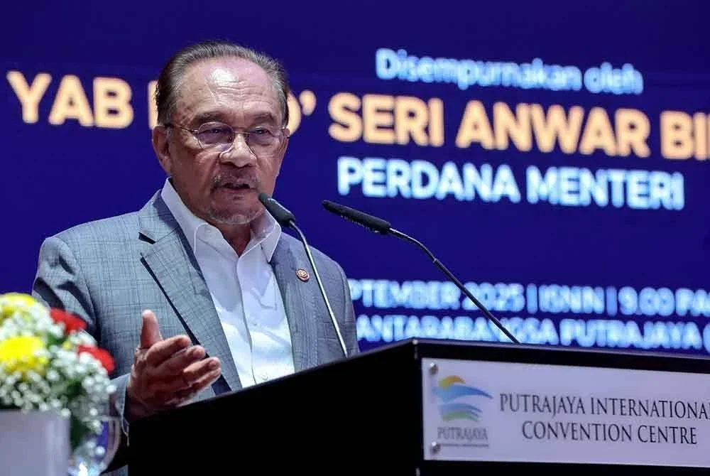 Anwar ketika berucap pada Majlis Peluncuran, Penyampaian Watikah dan Mesyuarat Majlis Sejarawan Negara di PICC hari ini. - Foto: Bernama