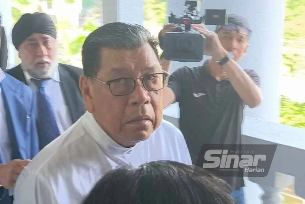 Abu Sahid berkemeja putih hadir ke Mahkamah Sesyen Kuala Lumpur pada Isnin bagi menghadapi 17 pertuduhan bawah pengubahan wang haram lebih RM313 juta, sejak 2016 lalu. 