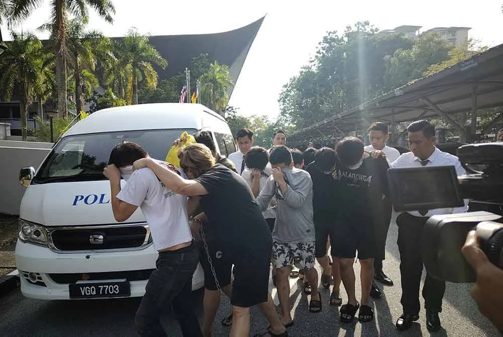 Kesemua tertuduh dibawa ke Mahkamah Majistret Seremban pada Isnin atas pertuduhan menawarkan pinjaman tidak wujud pada Ogos lalu.