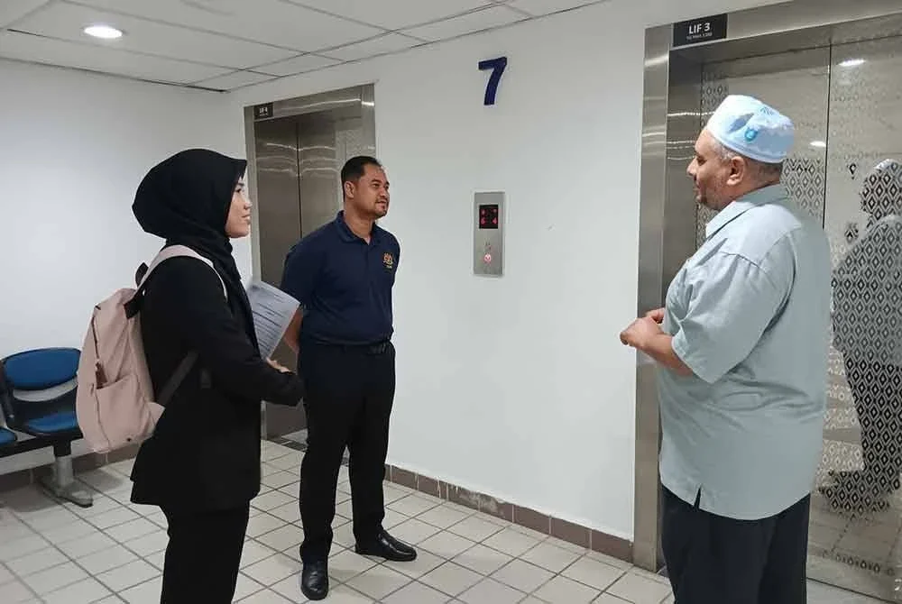 Tertuduh (kanan) didakwa menjual dan memiliki perhiasan mengandungi kesilapan cetakan ayat al-Quran di Mahkamah Majistret di Kuala Terengganu pada Isnin.