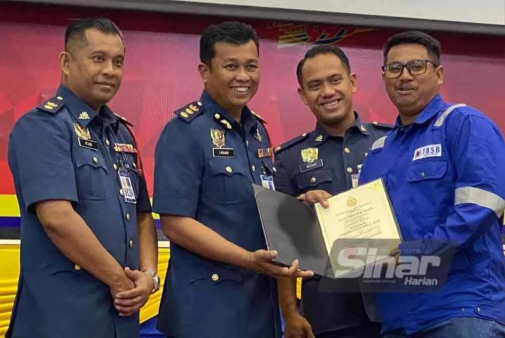 Farhan Sufyan (dua dari kiri) menyampaikan sijil penghargaan semasa merasmikan Majlis Perhimpunan Kali Ke-5 Tahun 2025 di JBPM Kelantan Tunjung di Kota Bharu pada Isnin.