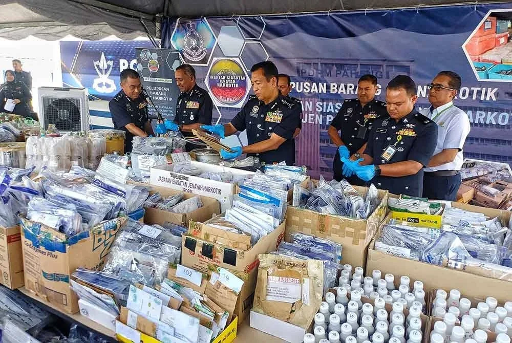 Yahaya (empat dari kanan) melihat salah satu daripada 2,656 barang kes yang selesai perbicaraan di mahkamah sejak tahun 2011 hingga 2025 untuk dilupuskan. Foto: Sinar Harian