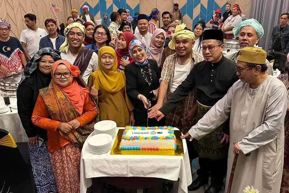 Simbolik perasmian Malam Jalinan Mesra Media bersama PERKESO dilakukan dengan memotong kek. 