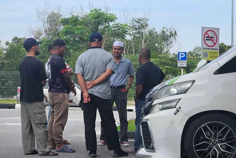 Rakan sekerja hadir tiba di Jabatan Perubatan Forensik, Hospital Seri Iskandar bagi menunggu proaes bedah siasat mangsa yang meninggal dunia akibat tertimbus dalam timbunan tanah dan batu dalam kejadian di Kampung Teluk Kepayang, Bota Kiri dekat Parit pada Ahad.