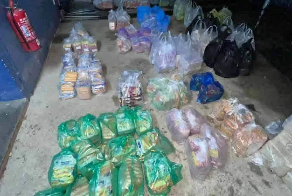 PGA merampas makanan sejuk beku jenis sosej, beras putih dan beras pulut dalam serbuan di hadapan lot kedai Jalan Banggol Kulim, Rantau Panjang pada Ahad. FOTO: PGA