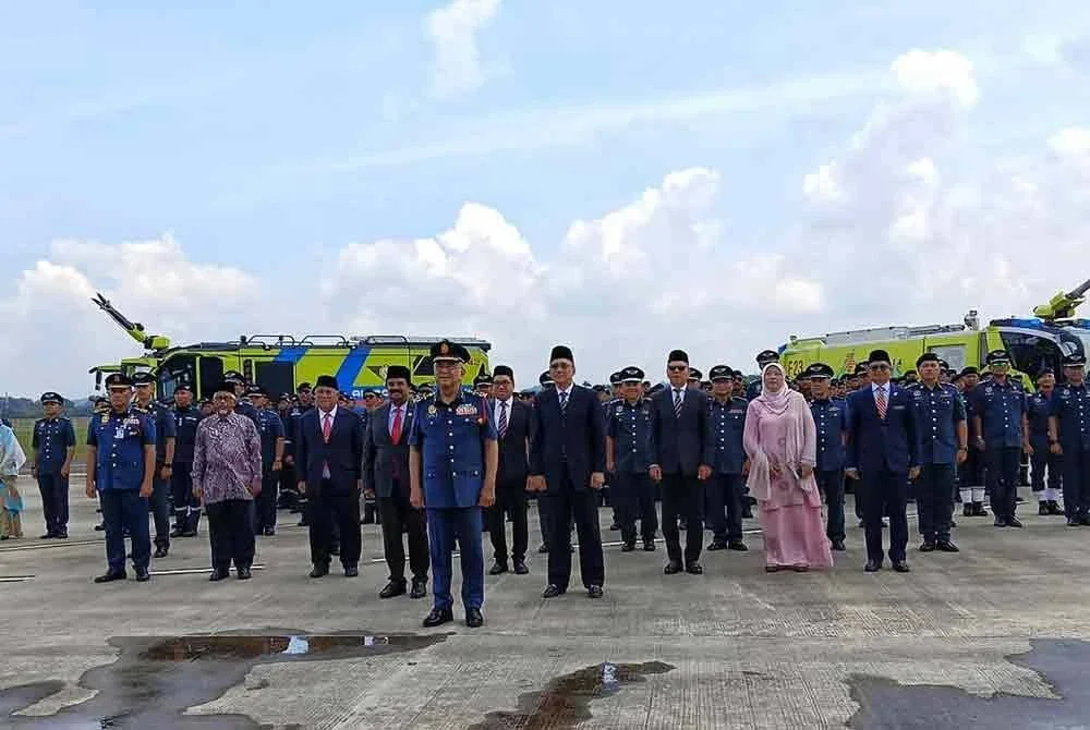 Mohd Ali (tengah) bergambar bersama warga AFRS selepas Majlis Perbarisan Tamat Latihan Asas AFRS di LTAM Batu Berendam, pada Isnin.