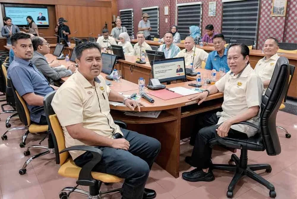 Ahmad Maslan (dua dari kanan) bergambar sebelum mempengerusikan Taklimat Bencana Gempa Bumi Daerah Segamat di Pejabat JKR Daerah Segamat hari ini. - Foto: Bernama