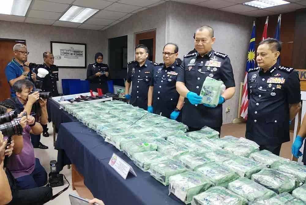 Ab Rahaman (dua dari kanan) menunjukkan dadah yang dirampas dalam sidang akhbar di IPK Johor pada Isnin.