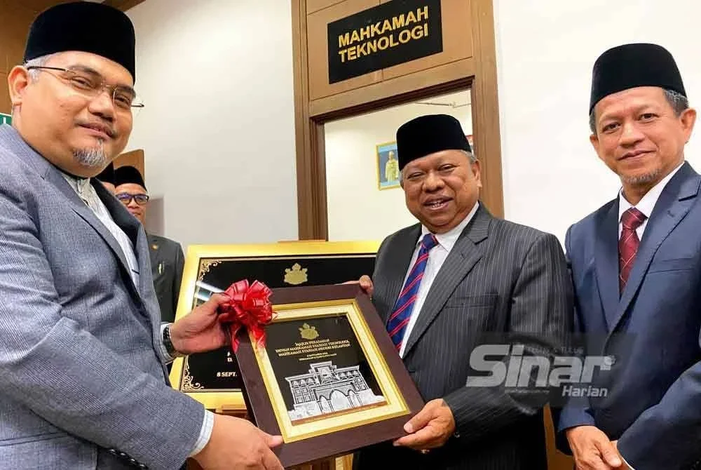 Mohd Asri (kiri) dan Ibrahim (dua, kanan) semasa Majlis Perasmian Dewan Mahkamah Teknologi di Mahkamah Syariah, Kota Bharu pada Isnin.