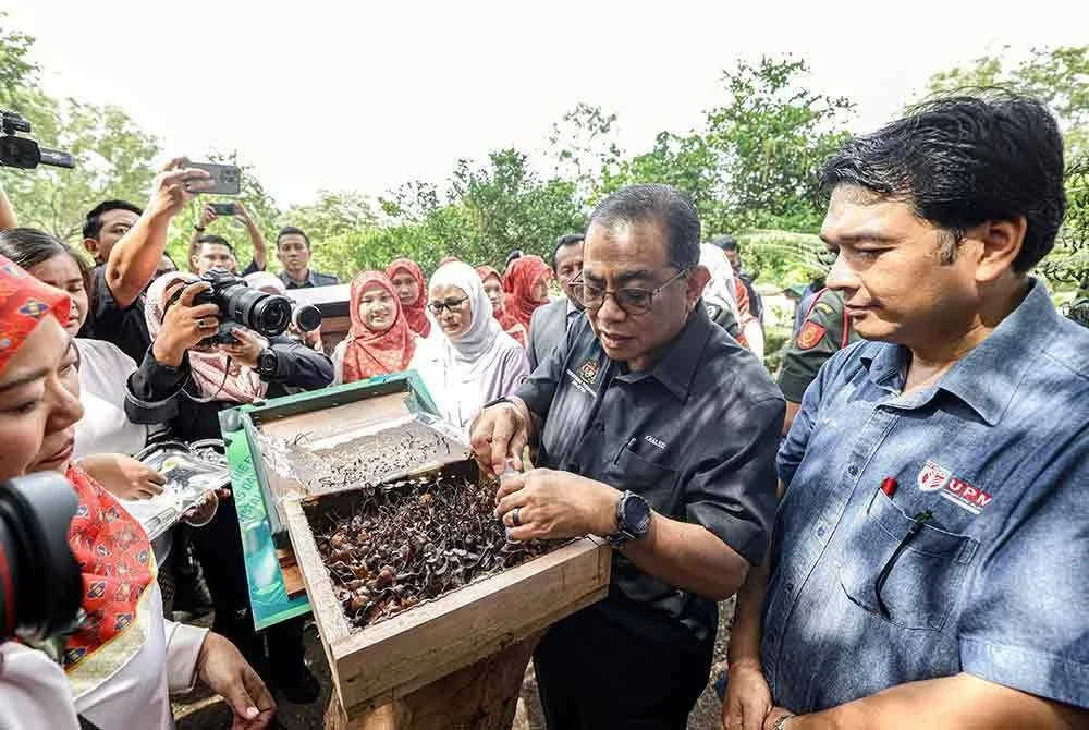Menteri Pertahanan, Datuk Seri Mohamed Khaled Nordin meninjau Ternakan Kelulut dan Taman Herba Program Ekonomi MADANI Angkatan Tentera Malaysia (ATM) semasa melakukan lawatan kerja ke Markas Pemerintahan Medan Barat Tentera Darat di Kem Perdana Sungai Besi hari ini. Foto Bernama
