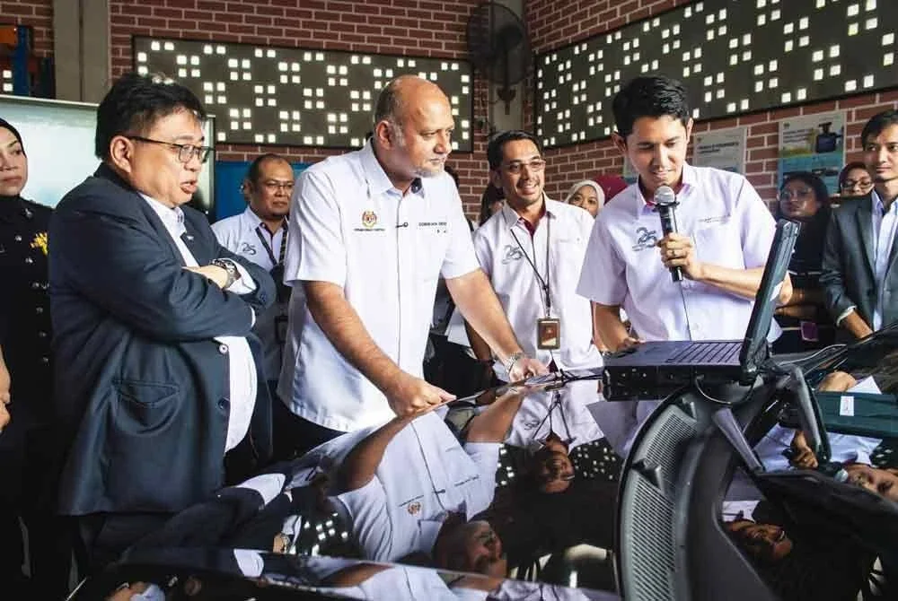 Menteri Digital, Gobind Singh Deo (dua dari kiri) melihat peralatan forensik untuk memeriksa data kenderaan pada Majlis Peluncuran Makmal Forensik Kenderaan CyberSecurity Malaysia di Menara Cyber Axis hari ini. Foto Bernama