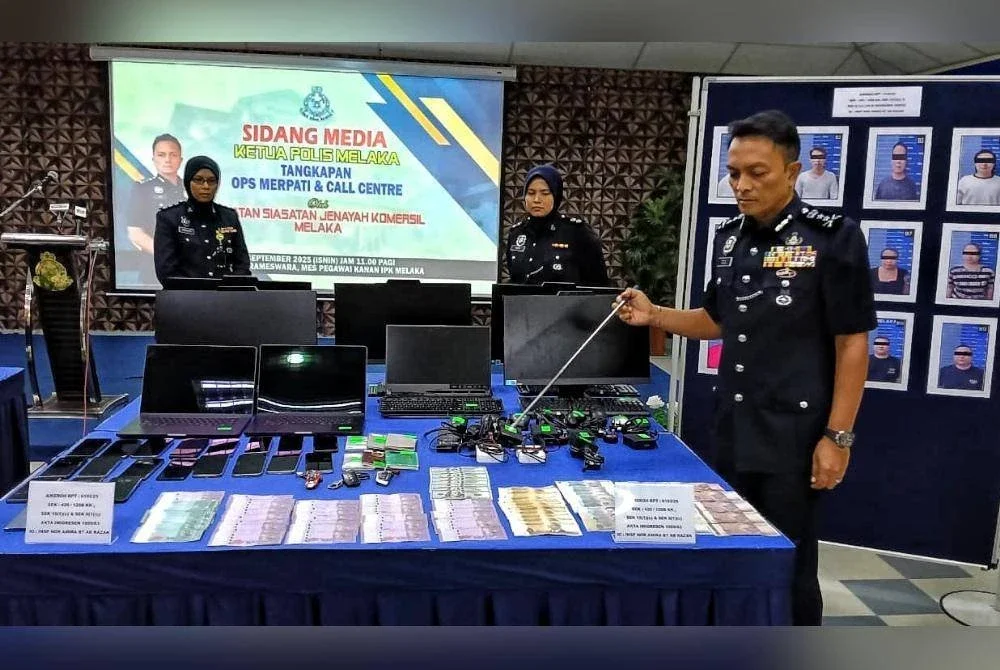 Dzulkhairi (kanan) menunjukkan antara barang rampasan dalam operasi itu yang keseluruhan berjumlah lebih RM575,000.