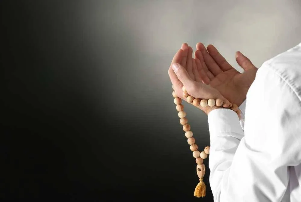 TERDAPAT doa Rasulullah SAW yang diriwayatkan oleh Imam At-Tabarani dalam kitab Ad-Du’a, dan dihasankan oleh sebahagian ulama menyentuh tentang lima perkara yang wajar dijauhi kerana menjadi penentu kebahagiaan hidup di dunia. -Gambar hiasan/ Foto: CANVA