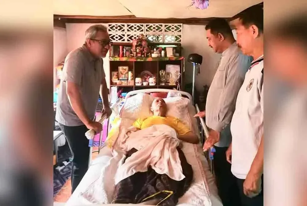 Azran Fitri (kiri) bersama Setiausaha Jawatankuasa Kariah Masjid An-Naim, Kg. Namek, Mohd. Nasir Romli menziarahi Mohd. Nasir Hammid (dua dari kanan) yang terlantar akibat strok di Kampung Charuk Damar.