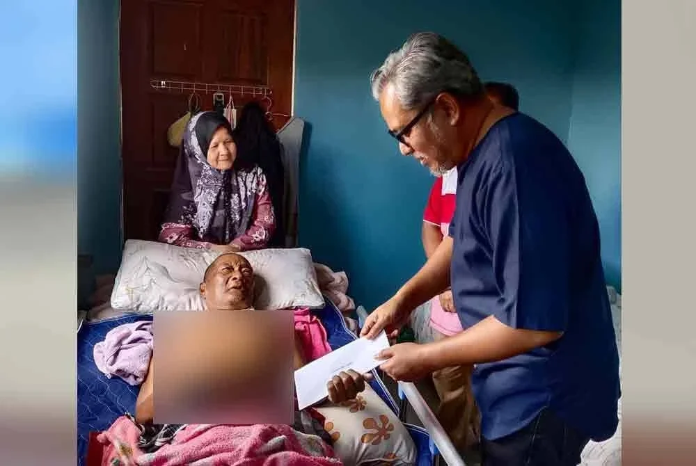Azran Fitri menyampaikan sumbangan zakat kepada Hasim Jaafar yang terlantar akibat strok di Perumahan KEDA Gulau, Sik Jumaat lalu.