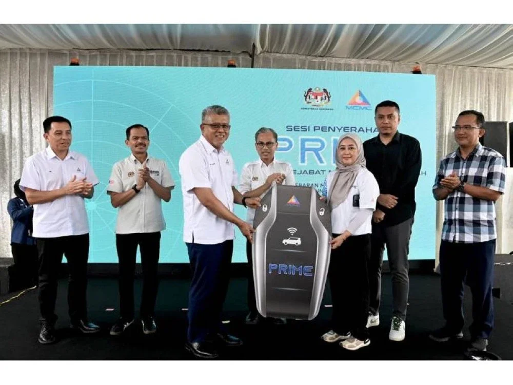  Menteri Komunikasi, Datuk Fahmi Fadzil (tengah) menyaksikan simbolik penyerahan kunci Sistem Komunikasi Radio dan Internet Bersepadu Bergerak (PRIME) peringkat negeri Sabah semperana sempena sambutan program Hari Bersama Komuniti (HBK) di Pusat Sebaran Maklumat Nasional (NADI), Kampung Sungai Imam, Tawau, Sabah, hari ini.