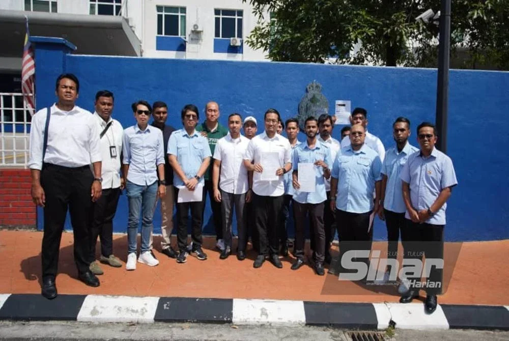 Bariqul (depan, empat dari kanan) mengetuai AMK membuat laporan polis di IPD Shah Alam pada Isnin. Foto Sinar Harian ROSLI TALIB