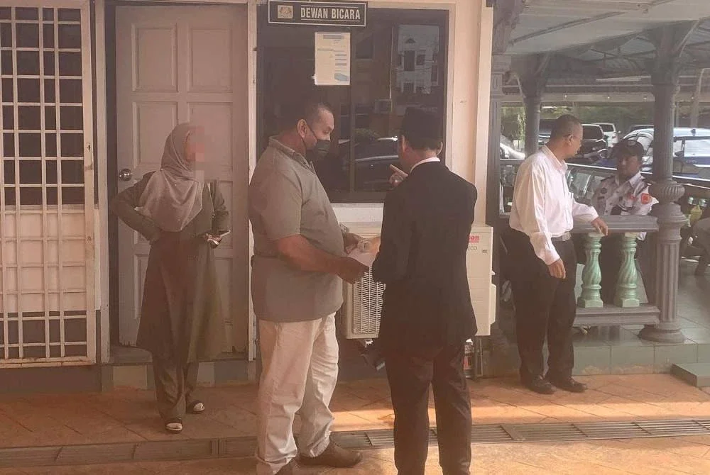 Mohd Zukeri (dua dari kiri) ketika dihadapkan ke Mahkamah Majistret Kuala Berang pada Isnin.