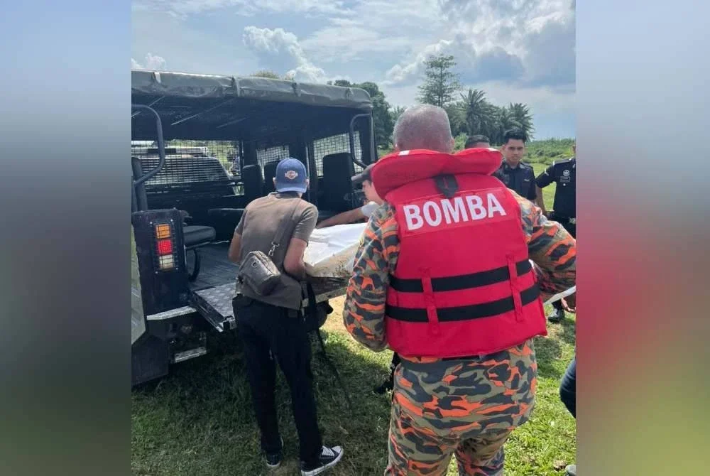 Mayat mangsa diserahkan kepada pihak polis untuk tindakan lanjut. Foto ihsan Bomba Perak 