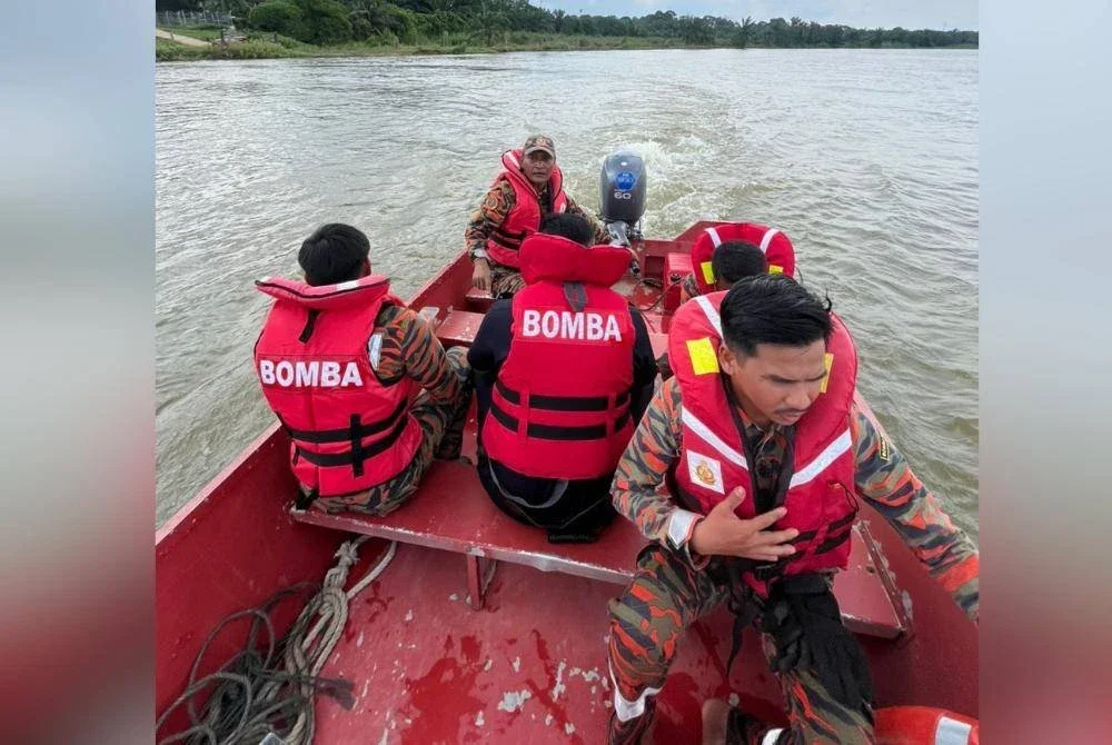 
Pasukan bomba menjalankan rondaan dalam operasi mencari dan menyelamat mangsa yang dilaporkan hilang sejak Rabu lalu. Foto ihsan Bomba Perak