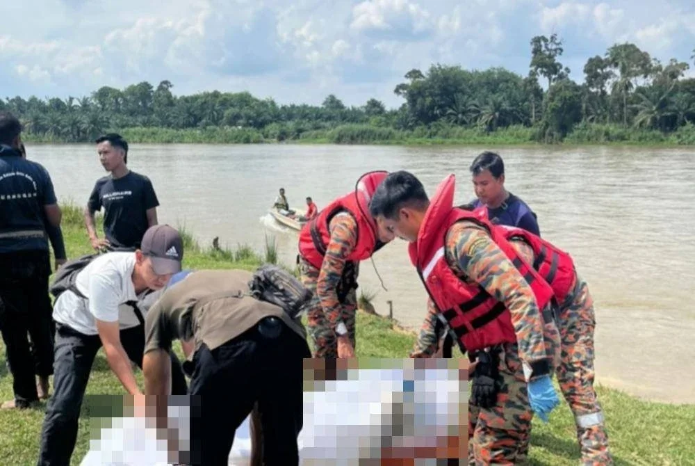 Pasukan bomba mengangkat mayat mangsa yang ditemui terapung di Sungai Perak dekat Kampung Gajah pada Isnin. Foto ihsan Bomba Perak 