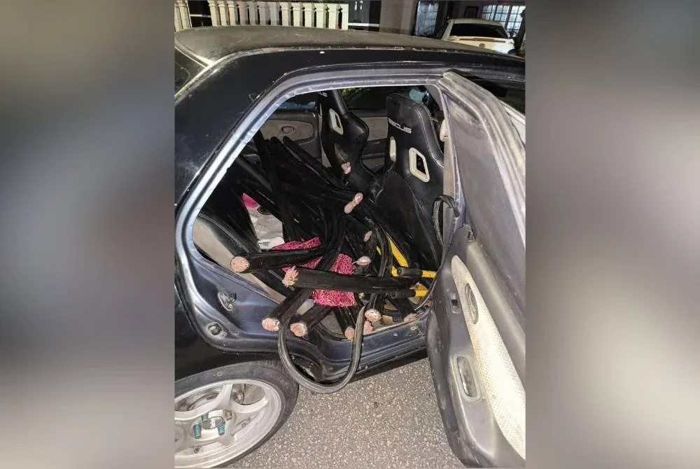 Polis menahan empat lelaki termasuk seorang remaja berusia 16 tahun selepas mengejar sebuah kereta disyaki terlibat dalam kes curi kabel di sekitar Majidee. Foto IPD JBS