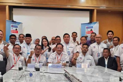 Jismit (tengah) bersama barisan pimpinan GAS selepas mesyuarat MKT parti di Kota Kinabalu.