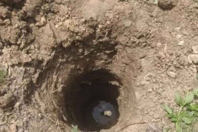 Sawat terjatuh ke dalam sebuah lubang sedalam lebih tiga meter di laluan yang sering digunakan penduduk tempatan di wilayah Phayao, Thailand. - Foto: Chiang Rai Report