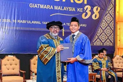 Syukur (kanan) ketika diraikan pada Majlis Graduasi di Taman Tamadun Islam (TTI) pada 3 September lalu selepas menamatkan Kursus Teknologi Motosikal selama enam bulan di GiatMara Hulu Terengganu.